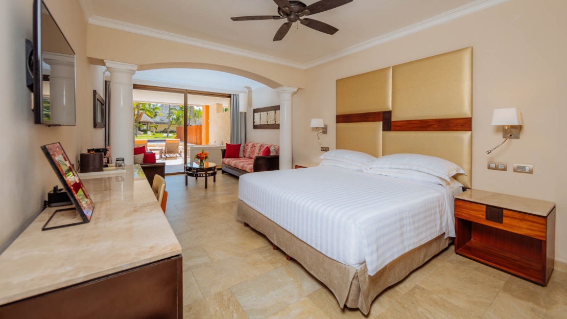 Swim-Up Premium Level Junior Suite